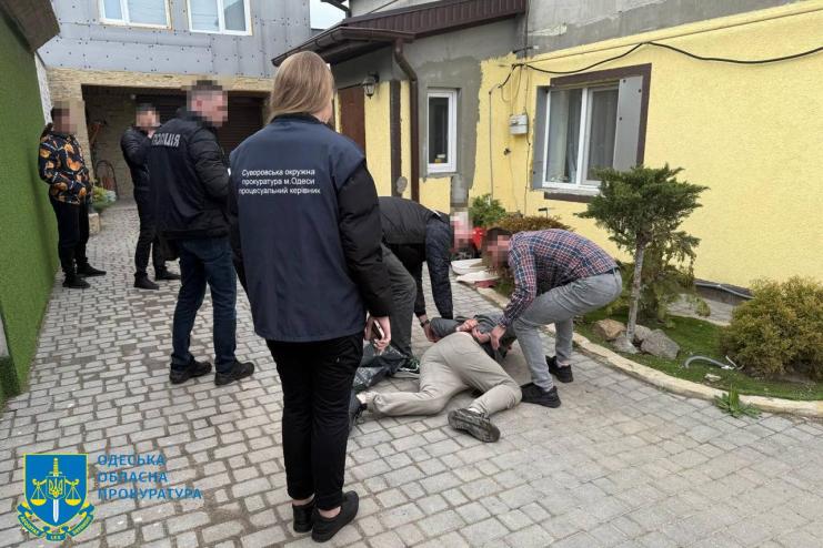 В Одесі викрили шахрая, який за 130 тисяч доларів обіцяв «вирішити питання» підозрюваного у корупції