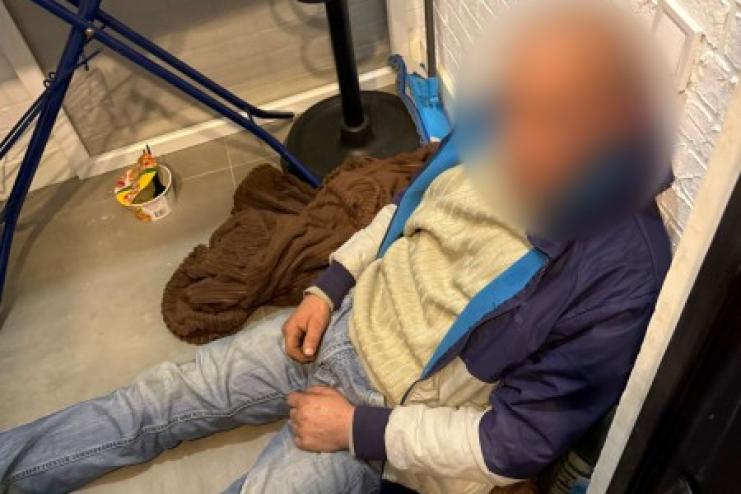 На Одещині поліцейські звільнили чоловіка з неволі та затримали трьох молодиків, які знущалися над ним і вимагали гроші