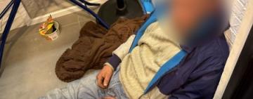 На Одещині поліцейські звільнили чоловіка з неволі та затримали трьох молодиків, які знущалися над ним і вимагали гроші