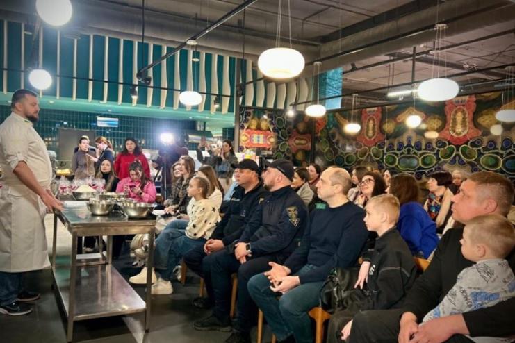 На Одещині спекли паски із борошна з розмінованих полів Херсонщини