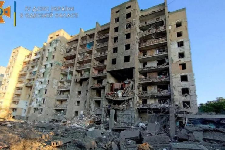 У Сергіївській громаді завершують ремонт у багатоповерхівці, яка постраждала від ракетного удару