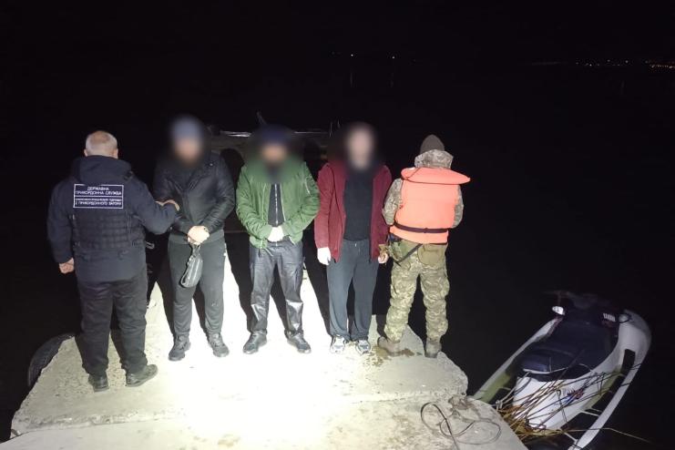 Дорого й мокро: на Одещині чоловіки перекинулися на гідроскутері під час спроби втечі до Молдови
