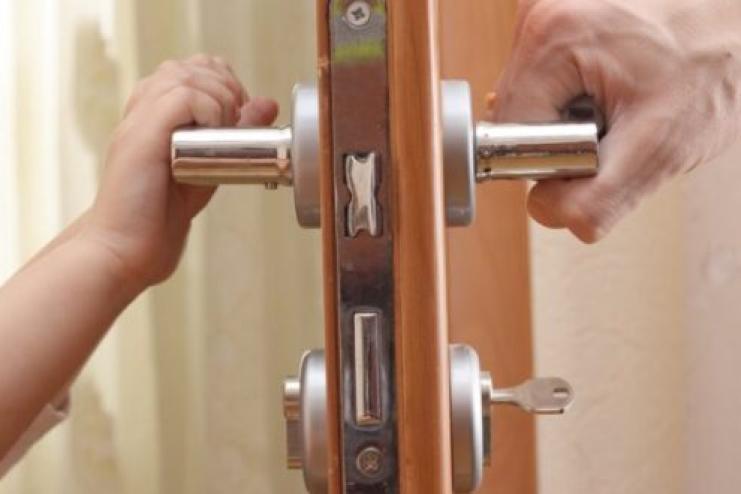 В Арцизі рятувальники допомогли поліції відчинити двері квартири, де зачинилася малолітня дитина