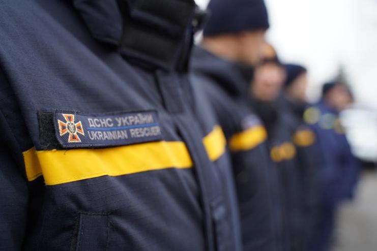 Після буревію: на Ізмаїльщині рятувальники допомогли укріпити хрест на храмі