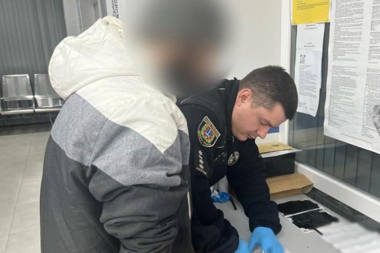 На Одещині поліцейські викрили п’ятьох місцевих жителів в оборудках із психотропами та наркотиками