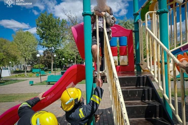 У Кілійській громаді рятувальникам довелося визволяти дівчинку з дитячого майданчика