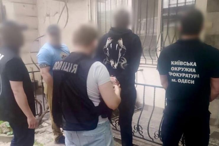 Вимагали 50 000 доларів, заволоділи автівкою та виклали одесита: поліція затримала "ділків"