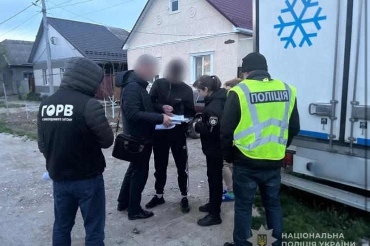 Поліцейські з прикордонниками викрили двох молодиків, які займалися незаконним переправленням чоловіків призовного віку до Молдови