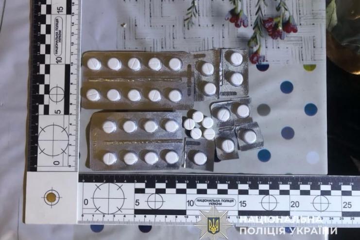 Збувала нарковмісні пігулки, які отримувала за призначенням лікаря: поліція затримала жінку