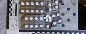 Збувала нарковмісні пігулки, які отримувала за призначенням лікаря: поліція затримала жінку