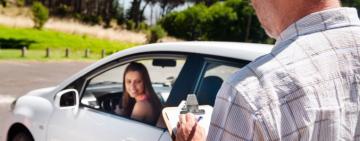 Пропонувала за гроші вирішити питання з водійськими правами: за це жінка постане перед судом