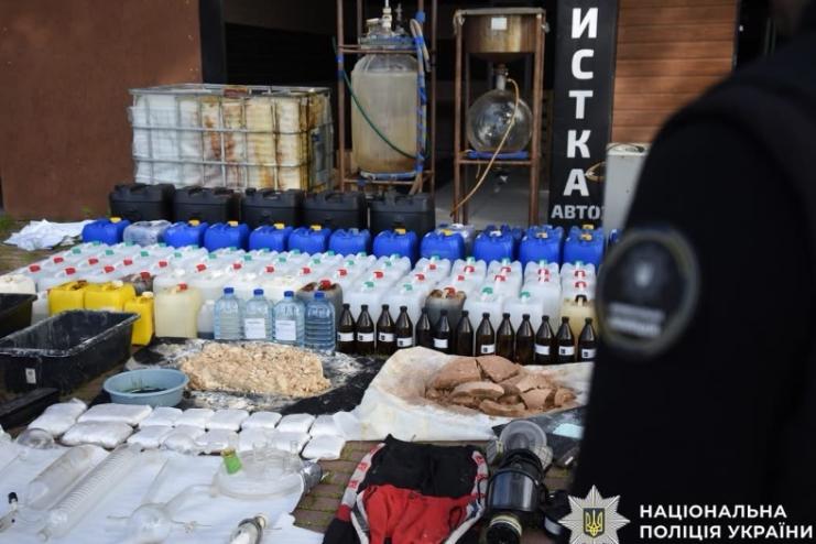Одна із наймасштабніших спецоперацій: Нацполіція ліквідувала мережу з 17 нарколабораторій та 15 наркоскладів