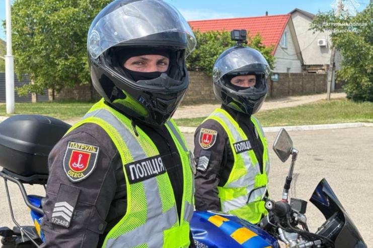 Мотопатруль повертається на вулиці Одеси та Ізмаїлу 