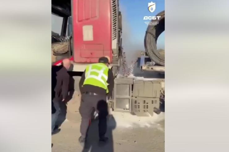 Інспектори Укртрансбезпеки в Одеській області допомогли ліквідувати займання вантажівки просто на дорозі