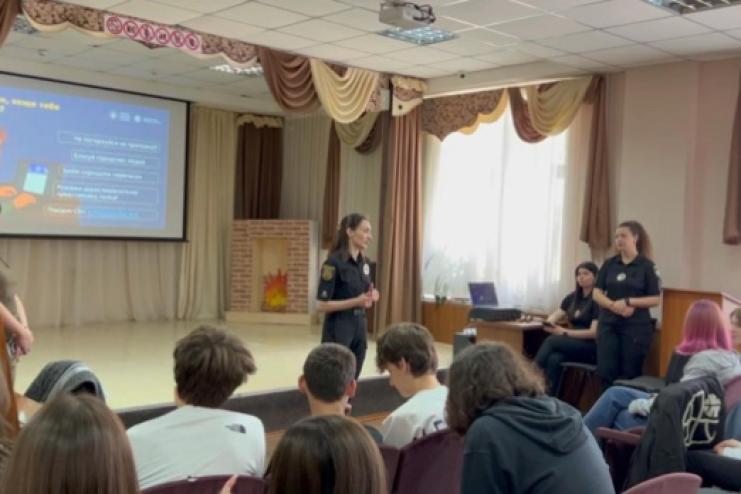 Як не потрапити у пастку російських спецслужб: про це говорили співробітники поліції та СБУ зі школярами