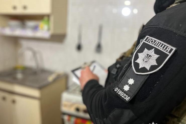 Вдарила ножем знайомого сина: за нанесення тяжких ушкоджень жінка постане перед судом