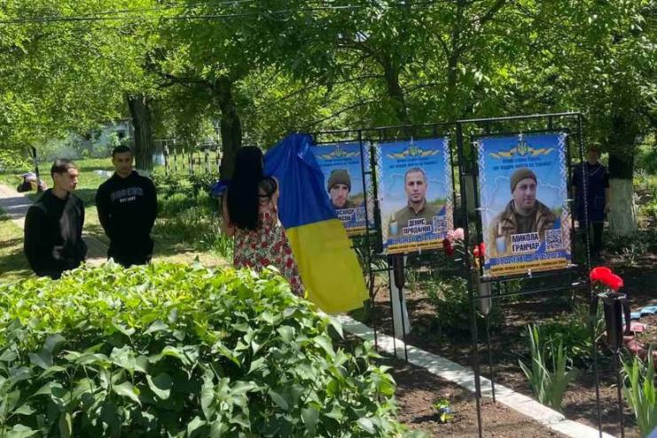 В Главанському ліцеї урочисто відкрили Алею Слави