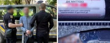 38-річний одесит в маршрутці  розпилив газ в обличчя чоловіка та вдарив його ножем