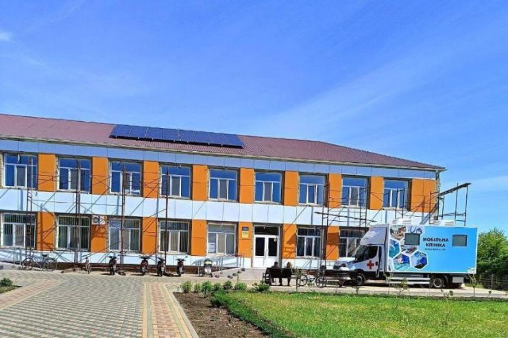  На дахах Деленської та Виноградівської амбулаторіях встановили сонячні панелі