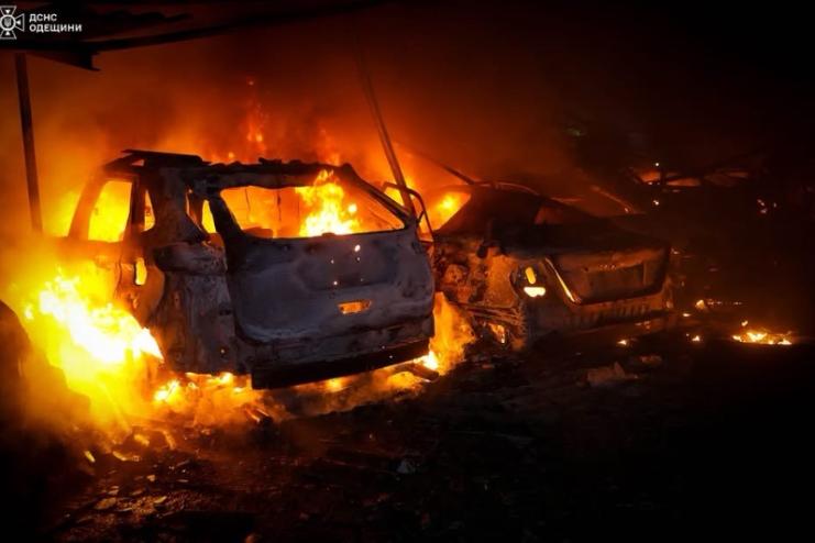 Десятки згорілих автівок: наслідки нічної атаки на Одесу