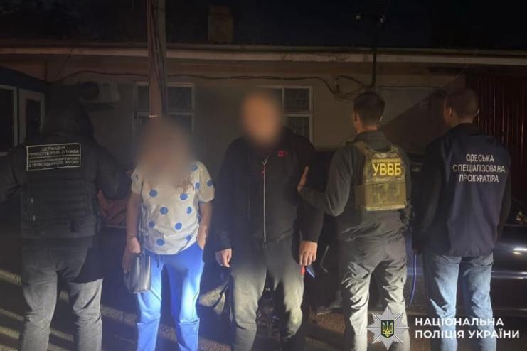 Намагалась підкупити прикордонника та переправити до Молдови чоловіка: поліцейські затримали організаторку оборудки