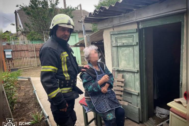 ДСНС врятували літню жінку, що впала в підвал та зняли з даху хлопчика 