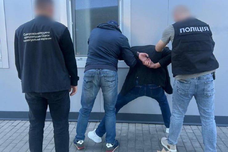 Обіцяв «формальну» службу та припинення судового розгляду: на Одещині затримали чоловіка, який вимагав 35 тисяч доларів за вплив на посадовців