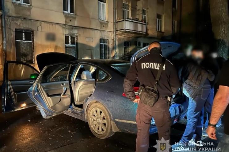 Чоловік влаштував стрілянину в центрі міста: правопорушника затримала поліція