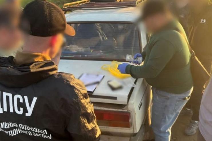 10 000 доларів за маршрут до сусідньої країни: правоохоронці викрили ділка