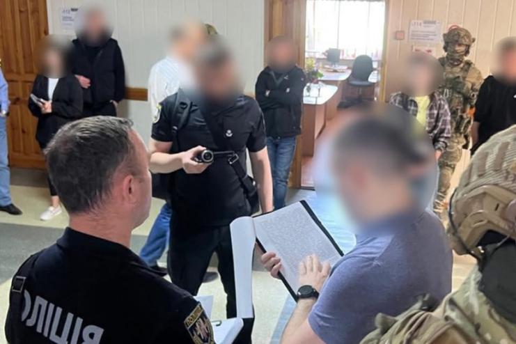 Привласнили та «відмили» кошти однієї з найбільших нафтопереробних компаній України: Нацполіція провела майже 50 обшуків