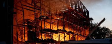 Нічна атака дронами на Одесу: поранено пʼятеро людей, згорів продуктовий склад