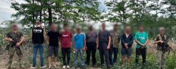 Дунаєм до Румунії: на Одещині прикордонники затримали вісьмох "плавців", які намагались незаконно перетнути кордон