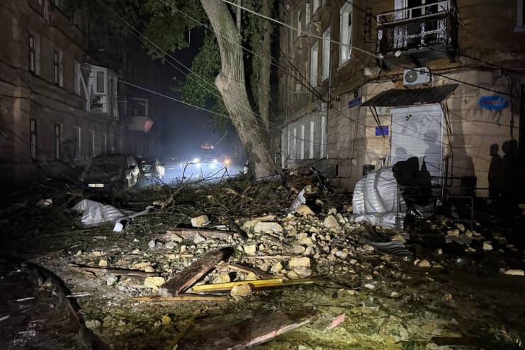 Російська атака по Одесі: загинув чоловік, четверо людей поранено, зруйновано станцію швидкої допомоги