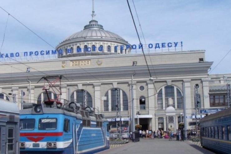 Внаслідок нічної атаки дронів пошкоджено інфраструктуру залізничного вокзалу Одеси