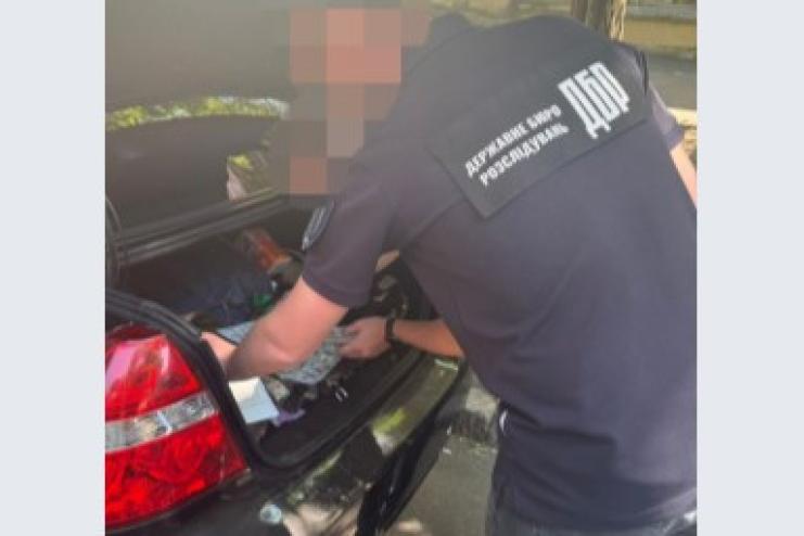 Спроба втечі за $2500: військовослужбовця затримали за організацію каналу втечі СЗЧшників за кордон
