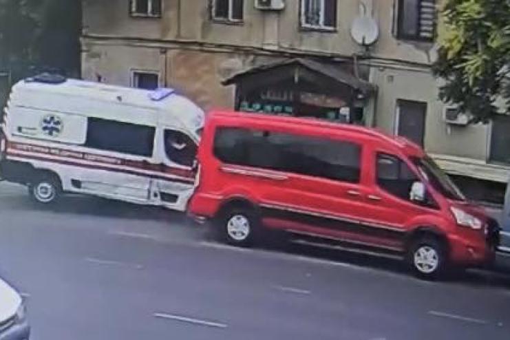 Не пропустили швидку — постраждали медики: в Одесі легковик протаранив карету швидкої