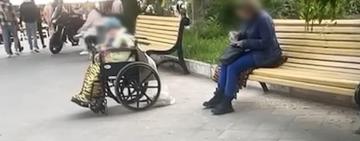 Поліцейські затримали одеситку, яка змушувала жебракувати літню матір і намагалася надати хабар дільничному 