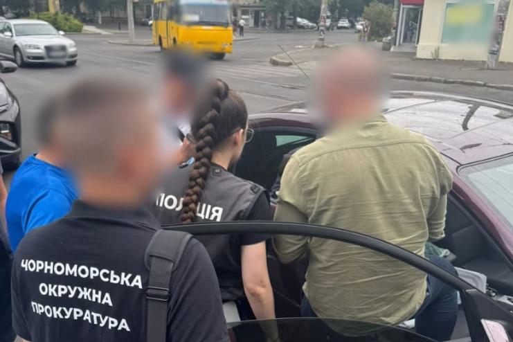2700 доларів за дозвіл на торгівлю: поліцейські затримали посадовця одного з комунальних підприємств Одеської міської ради за підозрою в корупції