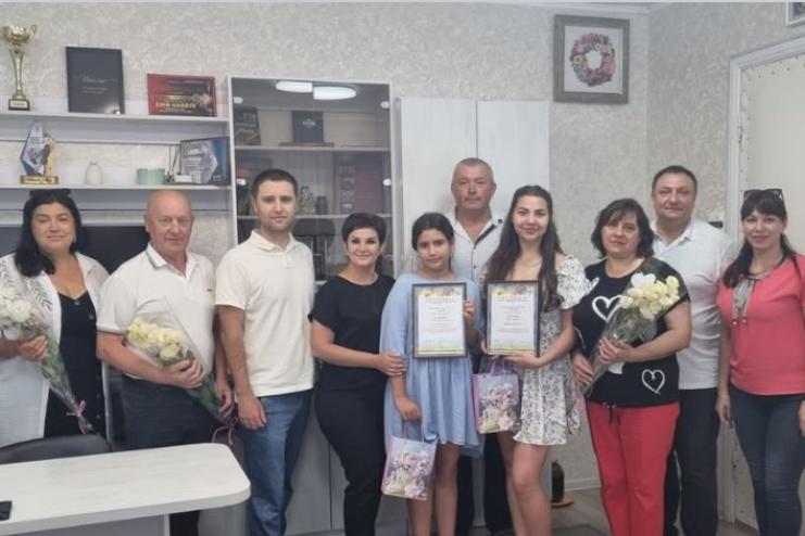 За визначні досягнення у навчанні та творчості юні мешканки Саф'янівської громади були відзначені стипендіями Одеської обласної ради