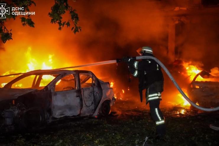 Ворожа атака дронами по Одесі: пожежа, зруйновані автівки й пошкоджені будівлі