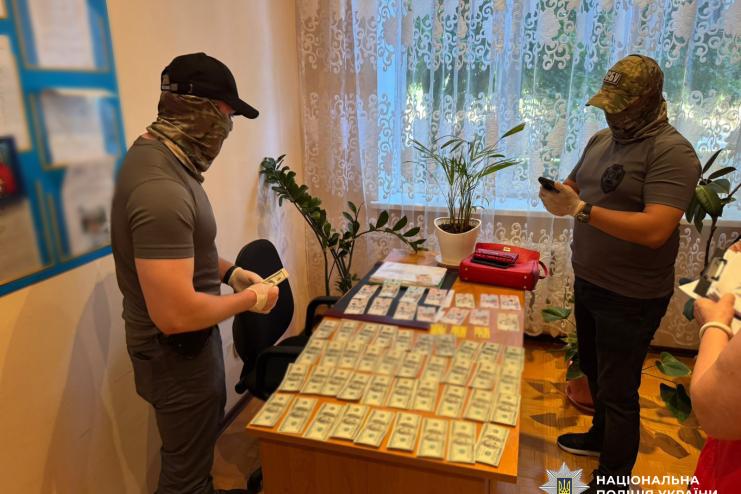 4,5 тисячі доларів за «житлове сприяння»: на Одещині викрили посадовицю, яка вимагала хабар у військового