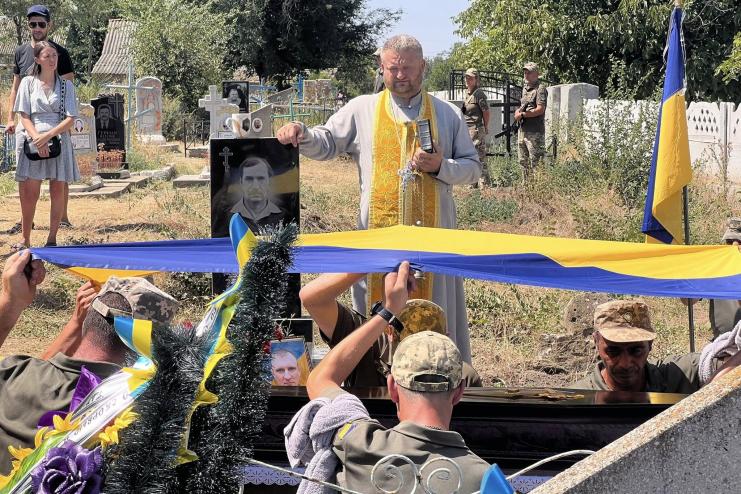 Павлівська громада попрощалася з героєм: в останню путь провели сержанта Анатолія Павлова