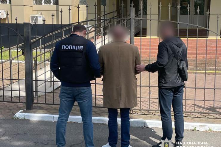 35 тисяч доларів за фіктивну службу та зупинку кримінального переслідування: в Одесі судитимуть 49-річного чоловіка