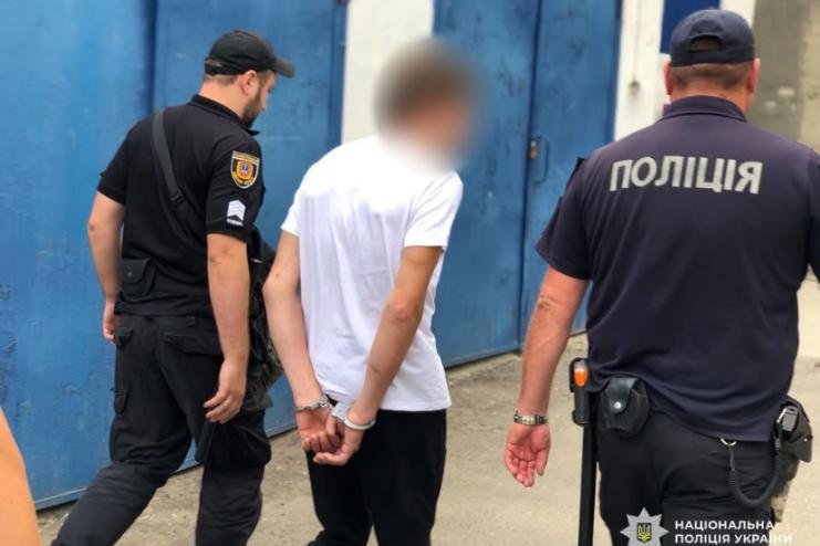 На Одещині чоловіка підозрюють у побитті співмешканки, що призвело до її смерті