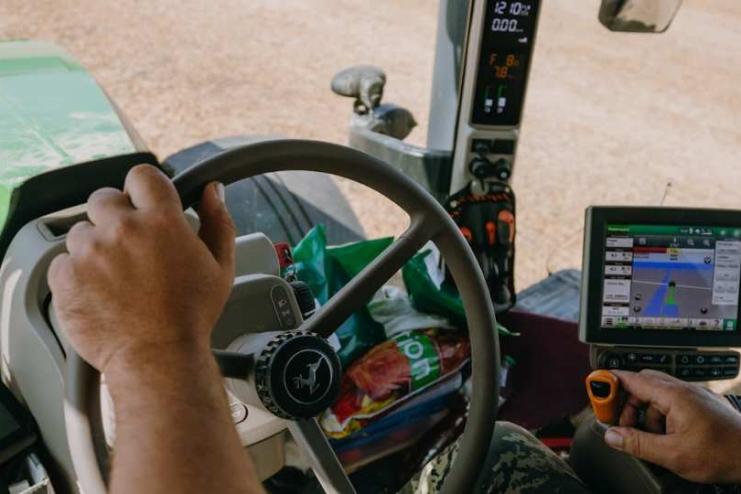 Сільгосптехнікою тепер можна керувати без посвідчення тракториста: Уряд тимчасово спростив вимоги для водіїв сільгосптехніки