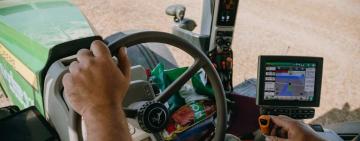 Сільгосптехнікою тепер можна керувати без посвідчення тракториста: Уряд тимчасово спростив вимоги для водіїв сільгосптехніки