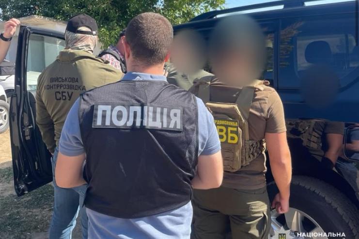 Пропонували 7500 доларів хабаря прикордоннику за пропуск родича до Молдови: в Одесі поліція та СБУ завадили двом ділкам реалізувати протиправну схему