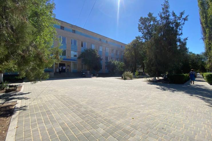 Арцизька лікарня отримала нове тротуарне покриття завдяки підтримці місцевого фермера Петра Бірбінюка