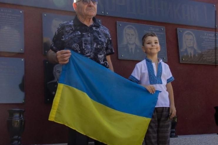 У Білгороді-Дністровському відкрили меморіальну дошку загиблому прикордоннику та вручили ордени «Хрест Героя» 