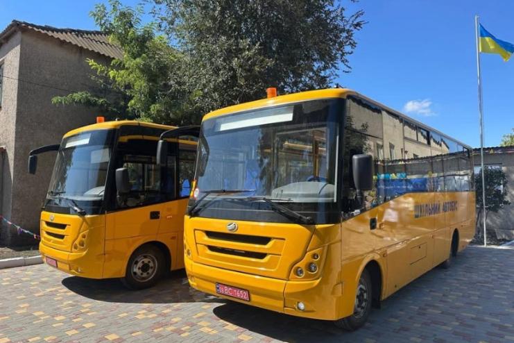 Дивізійська громада отримала два сучасні шкільні автобуси  
